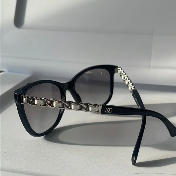 CHANEL Black Sunglasses with Chain Accent - Picture 4 of 9
